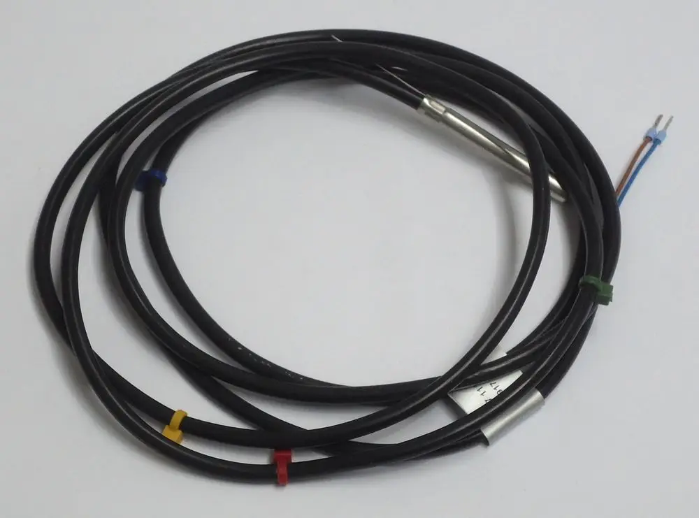Daikin NTC-Speicherfühler mit Kabel und mehreren isolierten Adern zur Temperaturmessung in Heizsystemen, geeignet für die Altherma R ECH2O-Serie.